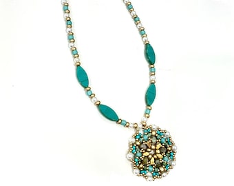Collar con colgante de cuentas de cristal checo: Joyería azul llamativa hecha a mano