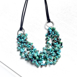 Collier plastron turquoise au crochet : bijoux tendance faits main avec cordon de cuir et perles