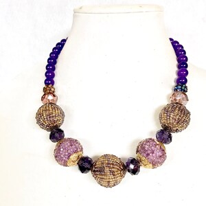 Collar babero de amatista morada, collar grueso y llamativo, collar babero morado hecho a mano, regalo para ella, collar único y llamativo.