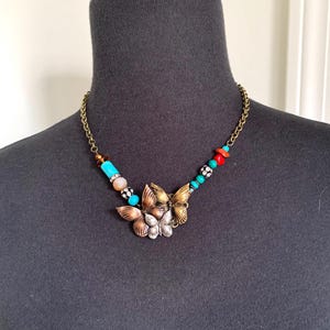 Collar con colgante de mariposa hecho a mano: cadena de cobre vintage y cuentas turquesas.