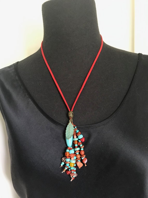 Collana a strati con ciondolo a croce multipla boho e perline. all