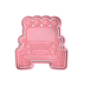Puede incluir: Cortador de galletas de plástico rosa en forma de jeep con parrilla delantera, faros y portaequipajes con luces.