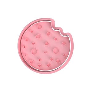 Può includere: Tagliapasta in plastica rosa a forma di biscotto al cioccolato con un morso.