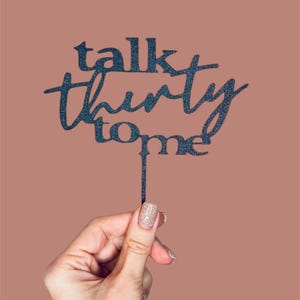 Könnte beinhalten: Schwarzer Glitzer-Kuchentopper mit dem Text "talk thirty to me".