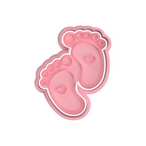 Peut inclure: Emporte-pièce en plastique rose en forme de pied de bébé avec un motif en forme de cœur.