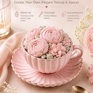 Peut inclure: Une tasse à thé et sa soucoupe cannelée rose clair remplies de diverses confiseries en forme de fleurs rose pâle et crème. Le texte indique : Create Your Own Elegant Teacup & Saucer, PERFECT FOR Chocolate, Isomalt, Mousse, Sugar & More, FOOD GRADE Premium Platinum Silicone, ALSO SUITABLE FOR Jesmonite, Resin, Gypsum, Ceramic & More.