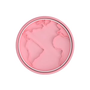 Op de afbeelding: Een ronde, roze, 3D-geprinte wanddecoratie met een reliëf van de aarde.