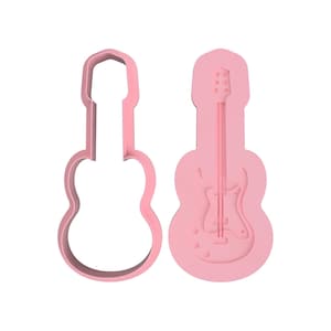 Peut inclure: Deux emporte-pièces roses en forme de guitare. L'un est un contour, et l'autre présente des détails intérieurs d'une guitare, y compris les cordes et la tête. Les emporte-pièces sont en matériau rose opaque et sont posés sur un fond blanc.