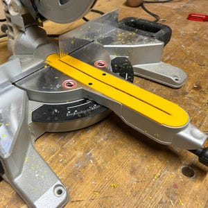 Nulleinsatz für DeWalt Gehrungssägen | Ausrissfreie Schnitte & präzises Sägen | Zubehör DWS777