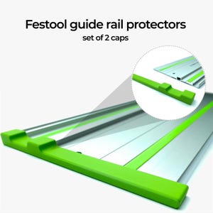 Op de afbeelding: Een set van twee groene Festool geleiderailbeschermers. De afbeelding toont een close-up van de groene beschermers en een geleiderail, met de tekst "Festool guide rail protectors set of 2 caps".