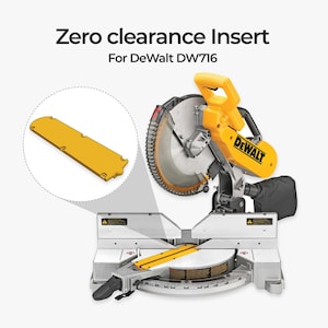 Op de afbeelding: De afbeelding toont een gele zero-clearance inzet voor een DeWalt DW716 verstekzaag. De inzet is rechthoekig met een reeks gaten. De verstekzaag is geel en zilver.