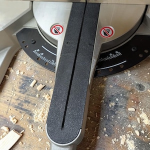 Può includere: Una tazza di ceramica bianca con manico nero e la scritta "But First, Coffee" in grassetto nero. La tazza è posta su uno sfondo sfocato, che suggerisce un'atmosfera accogliente.