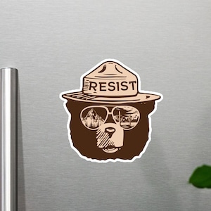 スモーキー RESIST マウンテンフォレスト マグネット 3サイズ! オルタナティブ国立公園 公園を守ろう ベアレジスタンス レンジャーズ FDT 女性の権利 LGBTQ ブルーウェーブ