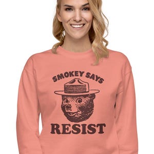 Smokey sagt WIDERSTEHEN! Classic Sweatshirt Alt National Parks Bear Pullover Rundhalsausschnitt Widerstand Rangers Frauenrechte LGBTQ Our Parks Merch