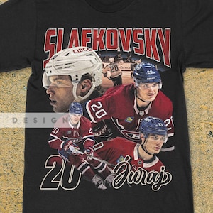 Könnte beinhalten: Ein schwarzes Kurzarm-T-Shirt mit einem Grafikdruck des Eishockeyspielers Juraj Slafkovsky. Das Design enthält den Text SLAFKOVSKY und JURAJ, die Nummer 20 sowie mehrere Bilder des Spielers in einer roten und blauen Eishockeyuniform.