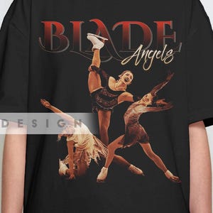 Puede incluir: Camiseta negra con un gráfico de tres patinadoras artísticas en movimiento, con el texto "BLADE Angels" en rojo y blanco. El diseño presenta una fuente estilizada y poses dinámicas, ideal para los aficionados al patinaje.