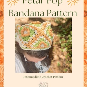 Può includere: Un modello di bandana all'uncinetto intitolato Petal Pop Bandana Pattern, classificato come modello di livello intermedio. La bandana è realizzata con filato verde chiaro, arancione e bianco con un motivo floreale. Include il testo Crochet by Bex.