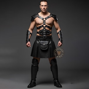 Könnte beinhalten: Schwarzes Leder-Gladiatoren-Rüstungsset, einschließlich Schulterpanzer, Brustgeschirr, Armmanschetten, Kilt mit Tasche und kniehohen Stiefeln. Die Rüstung ist mit Nieten und Riemen versehen, was einen kühnen Look erzeugt.