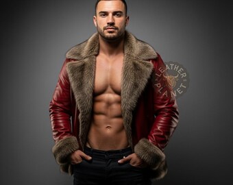 Puede incluir: Chaqueta de cuero roja con cuello y puños de piel sintética marrón. La chaqueta está abierta, revelando el torso. El modelo lleva vaqueros negros. El logotipo de Leather Planet es visible en el fondo.