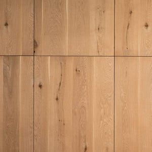 Könnte beinhalten: Nahaufnahme einer Wand aus neun Holzpaneelen. Die Paneele sind in einem 3x3-Raster angeordnet und haben eine hellbraune Farbe. Die Holzmaserung ist auf der Oberfläche der Paneele sichtbar.