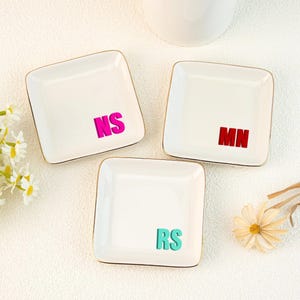 Plato para anillos con monograma de sombra personalizado, plato para baratijas con inicial personalizada, plato para joyas, regalo para dama de honor de boda, regalos de cumpleaños para tu mejor amiga
