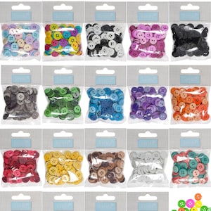 Puede incluir: Una variedad de botones coloridos en bolsas de plástico transparente. Los botones son de varios colores, incluyendo rosa, azul, verde y negro. Cada bolsa contiene un color diferente de botones. Las bolsas están etiquetadas con la palabra "Tomita".