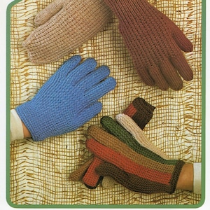 Puede incluir: Cuatro pares de guantes de punto en diferentes colores y estilos. Los guantes son marrones, azules, rojos y verdes. Los guantes están dispuestos sobre una superficie tejida. La imagen incluye el texto "Wendy" y "1834 D.K."