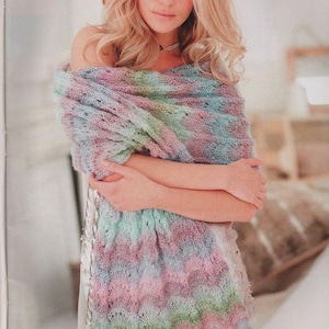 Puede incluir: Un chal de punto en colores pastel con borde festoneado. El chal presenta una mezcla de tonos rosas, azules y verdes. El diseño de tejido abierto añade un toque delicado a este acogedor accesorio. Ideal para añadir un toque de color a cualquier atuendo.