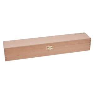 Puede incluir: Una caja rectangular de madera clara. Tiene un cierre dorado y juntas de cola de milano. La palabra "MILWARD" está impresa en la parte superior. Ideal para guardar objetos.