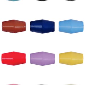 Pode incluir: Uma coleção de contas coloridas em forma de barril em várias cores, incluindo turquesa, preto, cinza, marrom, azul marinho, azul claro, vermelho, lavanda, amarelo, rosa, prata e creme. Estas contas são para fazer joias ou artesanato.