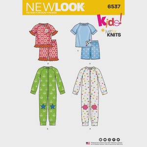 Pode incluir: O molde New Look 6537 Kids Just for Knits apresenta quatro designs de vestuário: um conjunto de top e calções com flores cor-de-rosa, um conjunto de t-shirt e calções azuis com uma bola de futebol, um macacão verde com olhos e estrelas azuis.