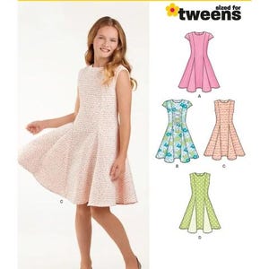 Könnte beinhalten: New Look 6360 Schnittmuster für ein ärmelloses Kleid für Teenager. Die Packung zeigt ein Foto eines Kleides aus strukturiertem rosa Stoff und vier illustrierte Varianten mit den Bezeichnungen A, B, C und D in verschiedenen Farben und Mustern.