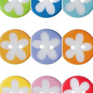 Op de afbeelding: Negen kleurrijke, ronde knopen met een bloemmotief. De knopen zijn in verschillende kleuren, waaronder groen, blauw, lichtblauw, geel, paars, oranje, roze en rood. Elke knoop heeft een witte bloem en twee gaatjes.