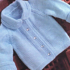 Peut inclure: Un cardigan en tricot bleu clair pour bébé avec un col et une fermeture à boutons.