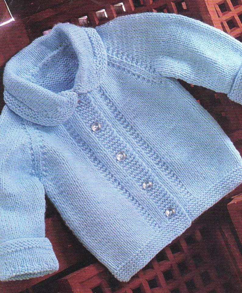 Puede incluir: Un c&aacute;rdigan de punto azul claro para beb&eacute; con cuello y cierre de botones.