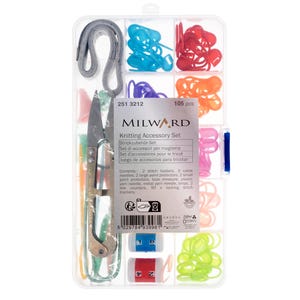 Könnte beinhalten: Ein transparentes Strickzubehör-Set mit verschiedenen Werkzeugen und Markierungen in verschiedenen Farben. Enthält Maschenhalter, Zopfnadeln, Spitzenprotektoren, ein Maßband, Garnnadeln, Scheren und Reihenzähler. Das Set ist mit "MILWARD Knitting Accessory Set" beschriftet.