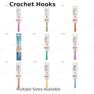 Puede incluir: Una colección de ganchillos de varios tamaños, con mangos ergonómicos y coloridos. La imagen muestra ganchillos que van desde 2 mm hasta 6 mm, con el texto "Crochet Hooks" en la parte superior y "Multiple Sizes Available" en la parte inferior.
