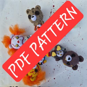 Pode incluir: Quatro bonecos de crochê com designs distintos, incluindo um palhaço com cabelo laranja, um urso marrom com olhos de botão, um urso escuro com detalhes amarelos e um personagem amarelo com cabelo laranja, com o texto PDF PATTERN.