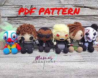 Può includere: Un set di sei giocattoli amigurumi all'uncinetto, ognuno dei quali rappresenta un personaggio diverso. I giocattoli sono seduti su una superficie di legno. I personaggi includono un clown, un uomo con i capelli ricci, un uomo con gli occhiali da sole, un uomo con i capelli biondi, un uomo con i capelli castani e un clown con la faccia bianca e nera.