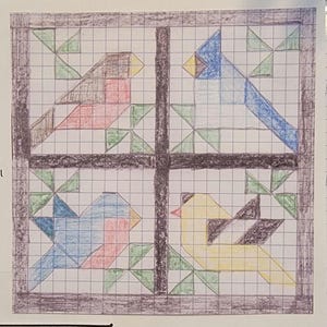 Puede incluir: Un diseño de bloque de edredón cuadrado dibujado a mano con cuatro pájaros estilizados en un marco de ventana. Los pájaros son de color rojo, azul, amarillo y marrón, con detalles en verde y blanco. El marco es marrón oscuro y el fondo es una cuadrícula.