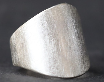 Bred matt silverring – Enkel damring tillverkad av 925 sterlingsilver – Handgjord bandring – Minimalistisk ringgåva, 925 silver