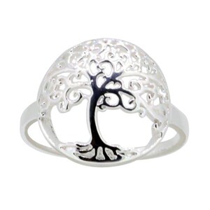 Könnte beinhalten: Ein silberner Ring mit einem Lebensbaum-Design. Der Ring hat eine kreisförmige Oberfläche mit einem detaillierten, durchbrochenen Baum-Motiv. Der Stamm und die Äste des Baumes sind schwarz und kontrastieren mit dem silbernen Band und Hintergrund.