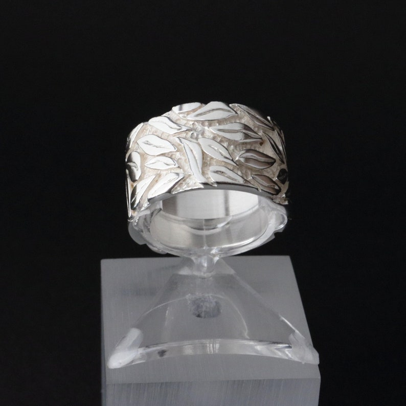 Bred ring i 925 sterlingsilver för kvinnor – Handgjord bandring med bladmönster | Massiv naturlig smyckesring – Unisex | Tillverkad i Tyskland bild 1