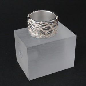 Bred ring i 925 sterlingsilver för kvinnor – Handgjord bandring med bladmönster | Massiv naturlig smyckesring – Unisex | Tillverkad i Tyskland bild 4