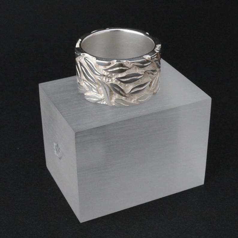 Bred ring i 925 sterlingsilver för kvinnor – Handgjord bandring med bladmönster | Massiv naturlig smyckesring – Unisex | Tillverkad i Tyskland bild 4