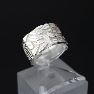 Bred ring i 925 sterlingsilver för kvinnor – Handgjord bandring med bladmönster | Massiv naturlig smyckesring – Unisex | Tillverkad i Tyskland bild 2