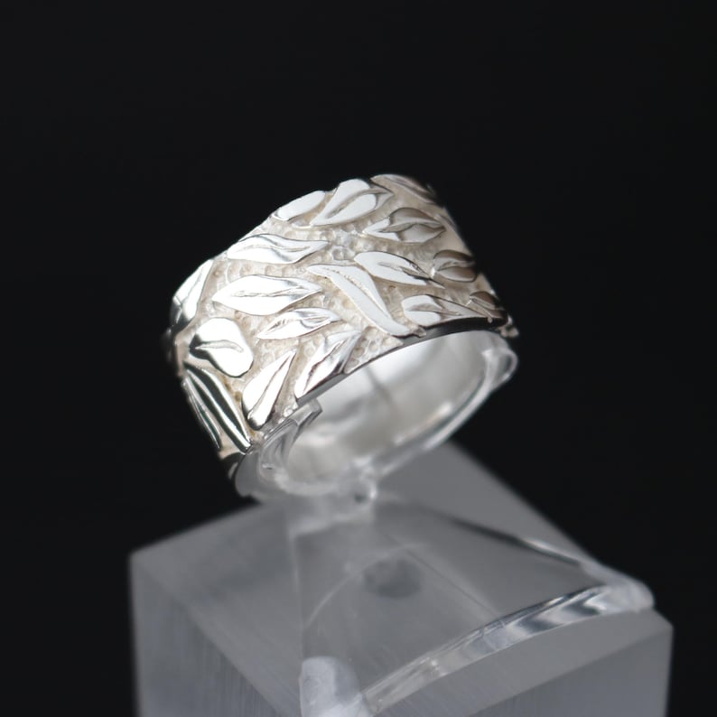 Bred ring i 925 sterlingsilver för kvinnor – Handgjord bandring med bladmönster | Massiv naturlig smyckesring – Unisex | Tillverkad i Tyskland bild 2