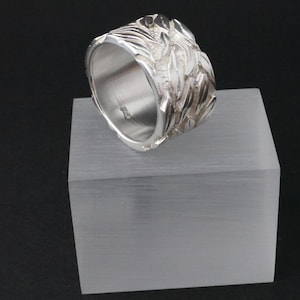 Bred ring i 925 sterlingsilver för kvinnor – Handgjord bandring med bladmönster | Massiv naturlig smyckesring – Unisex | Tillverkad i Tyskland bild 3