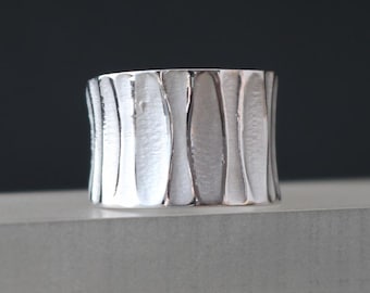 Ring i massivt silver med vågmönster – Bred damring tillverkad av 925 sterlingsilver, eleganta smycken för alla tillfällen, modern stil