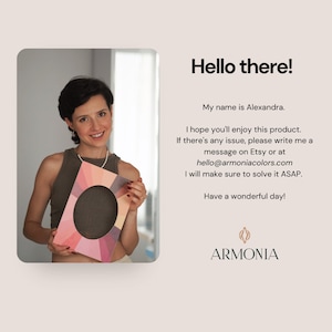 Puede incluir: Una mujer sostiene una rueda de colores con un marco rosa. La rueda de colores tiene una variedad de colores, incluyendo rojo, naranja, amarillo, verde, azul, &iacute;ndigo y violeta. El texto "ARMONIA" es visible en la esquina inferior derecha de la imagen.